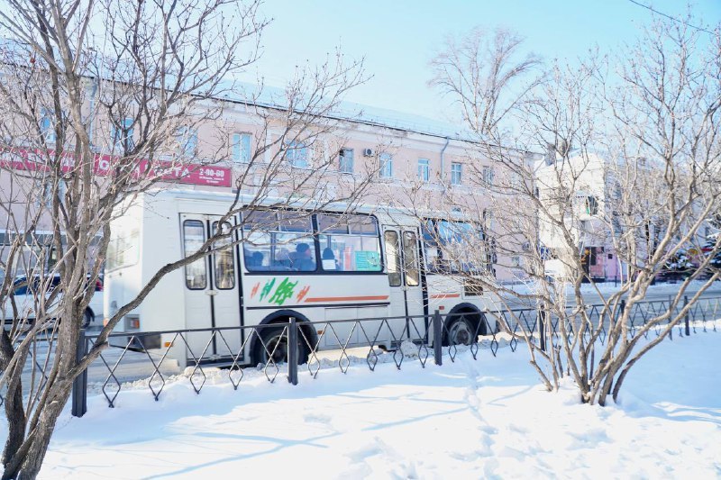 Количество поездок в месяц для льготной категории граждан останется прежней  С 01 декабря в Биробиджане стоимость проезда в городском общественном транспорте составит 35 рублей Корректировка вызвана ростом инфляции удорожанием топлива и индексацией тарифа на уровень роста потребительских цен  Как рассказала первый заместитель мэра Биробиджана Ольга Холковская количество поездок в месяц для льготной категории граждан останется прежней Для активации социальной карты пенсионерам которые имеют право на получение мер социальной поддержки по проезду необходимо ежемесячно зачислять 950 рублей школьникам 1300 рублей Остальная сумма необходимая для активации соцкарты будет возмещаться за счет средств городского бюджета  В свою очередь со стороны мэрии Биробиджана за перевозчиками будет усилен контроль Будут продолжены проверки автоперевозчиков Кроме того в ближайшее время в мэрии города запланировано совещание с перевозчиками где будут обсуждены все проблемные вопросы автобусы биробиджан мэрбиробиджана мэриябиробиджана