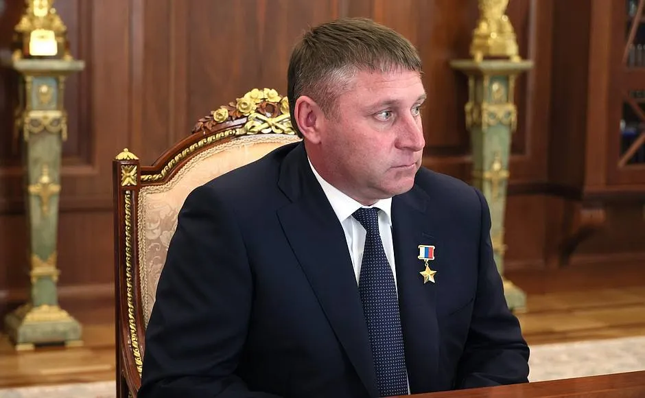 Исполняющим обязанности главы Брянской области назначен Егор Ковальчук соответствующий указ подписал президент РФ Владимир Путин Александр Богомаз ушёл с поста губернатора по собственному желанию Владимир Путин провёл в Кремле рабочую встречу с Егором Ковальчуком Указом президента Егор Ковальчук назначен временно исполняющим обязанности губернатора Брянской области говорится в сообщении Кремля Кроме того президент назначил исполняющим обязанности главы Белгородской области Александра Шуваева Соответствующий указ был подписан 13 мая Ранее президент принял отставку губернатора региона Вячеслава Гладкова по собственному желанию В Кремле прошла рабочая встреча Президента с Александром Шуваевым Указом Президента Александр Шуваев назначен временно исполняющим обязанности губернатора Белгородской области сообщает Кремль kremlin ru Подписаться на ДП в Telegram MAX