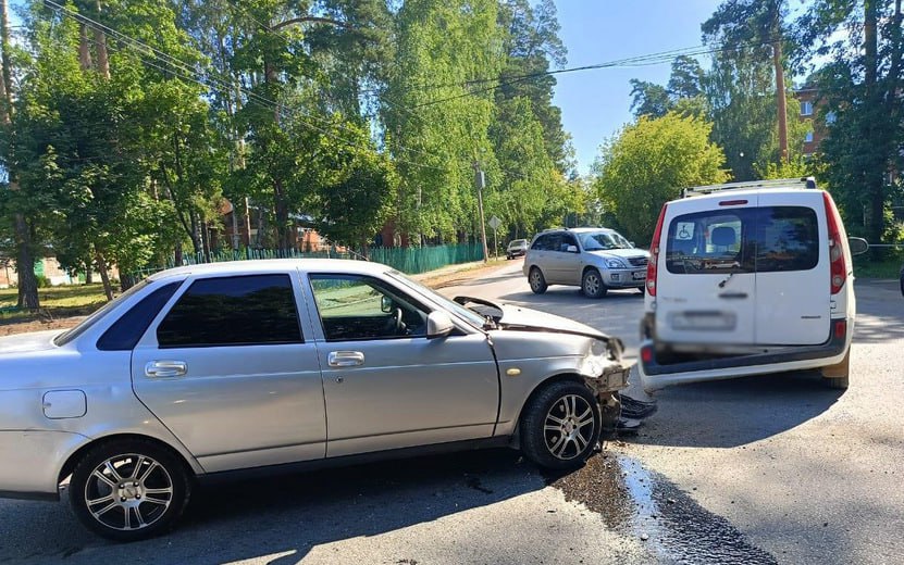 Пострадал младенец  Утром 29 июля дорожная авария произошла на ул. 1-й Дачной в Сарапуле. 25-летний водитель Lada Priora, двигаясь по второстепенной дороге, не уступил следовавшим по главной автомобилям Lada Granta и Renault Kangoo.  В результате столкновения пострадали 31-летняя водитель «Гранты» и ее 2-месячный пассажир.  Фото: Госавтоинспекция Удмуртии