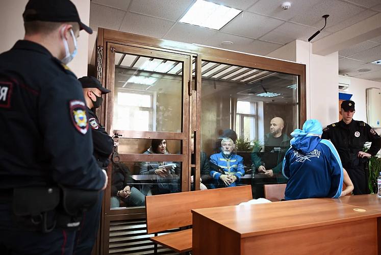 Московский суд приговорил экс руководителей банка Кредит Экспресс к срокам до 9 лет Московский суд вынес приговор бывшим совладельцам и руководителям ростовского банка Кредит Экспресс признав их виновными в хищении около 100 миллионов рублей из банка Сообщает телеграм канал ЕЖ Эти высокопоставленные сотрудники банка в течение нескольких лет незаконно выводили средства оформляя кредиты по подложным договорам что позволило им присваивать значительные суммы В результате злоупотреблений и нарушений деятельности финансового учреждения в 2018 году у банка отозвали лицензию После этого банк оказался в тяжелом финансовом положении и накопил задолженность перед вкладчиками которая превысила два миллиарда рублей Суд назначил обвиняемым наказание в виде лишения свободы сроком от семи до девяти лет отправив их в исправительные колонии Такое решение отражает серьезность совершенных преступлений и наносимый ими ущерб интересам клиентов и финансовой системе Подпишись на 1Rnd в МАХ Написать в редакцию