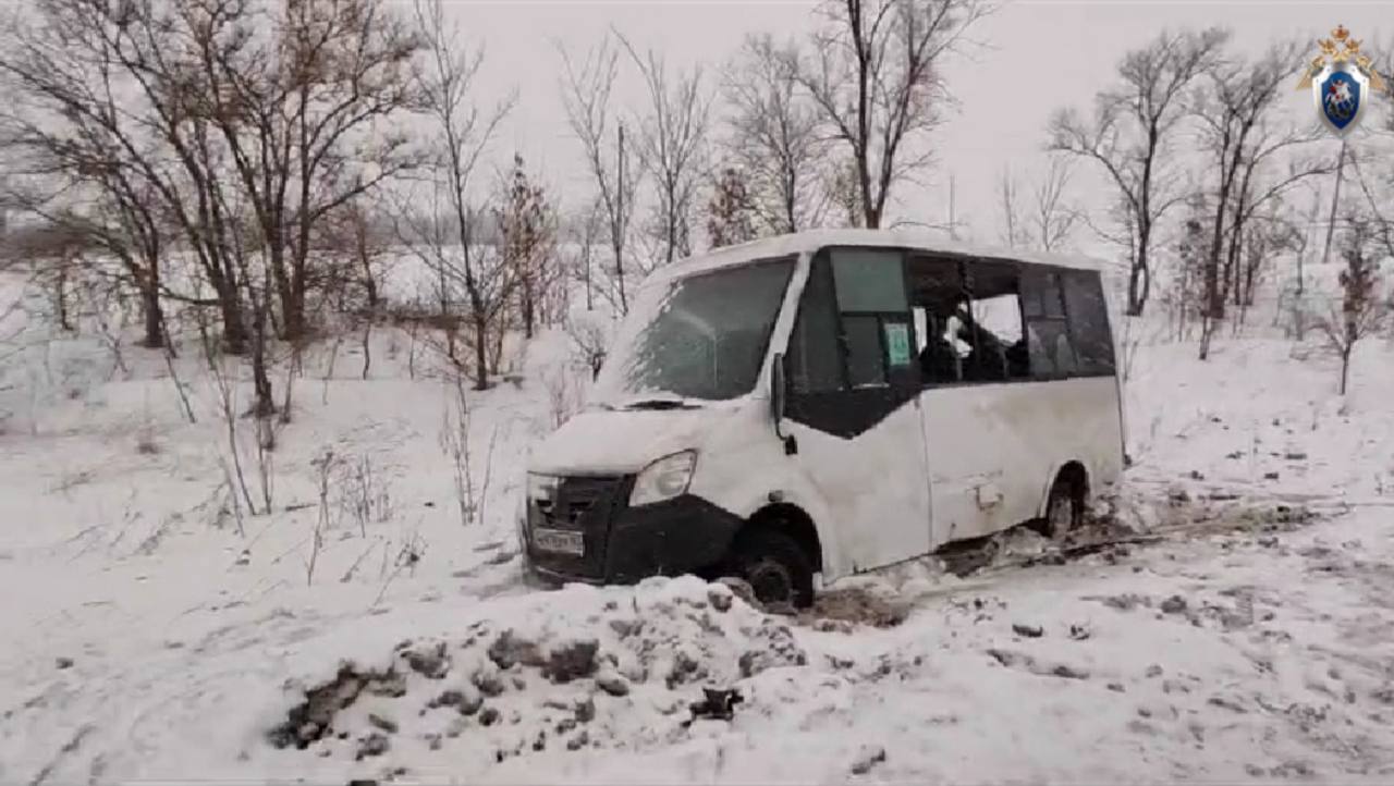 Ещё одна сегодняшняя авария стала причиной возбуждения уголовного дела по факту оказания услуг, не отвечающих требованиям безопасности при перевозке людей пассажирским транспортом.  13 января на 81-м км трассы Самара — Волгоград водитель маршрутки не справился с управлением, выехал на встречную полосу и столкнулся с «Газелью». По предварительным данным, в результате ДТП пострадали несколько пассажиров автобуса. Всем оказана медицинская помощь.   : СУ СК России по Самарской области    SOVAINFO   Прислать новость Больше новостей - на sovainfo.ru