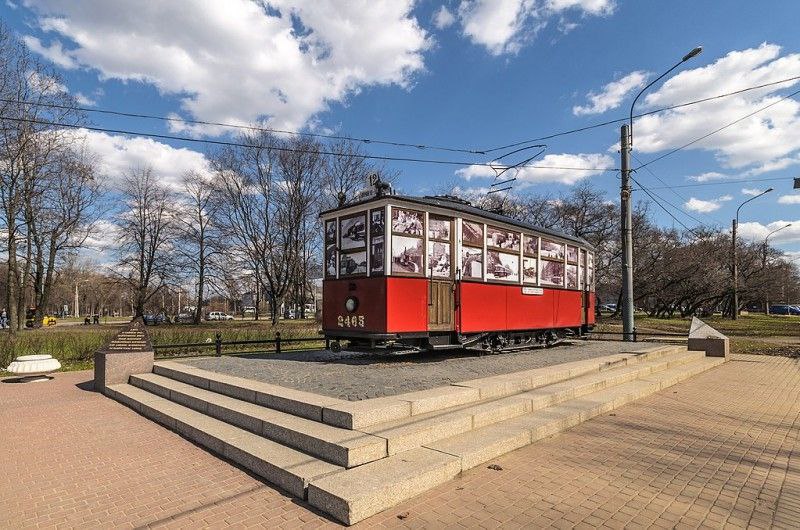 Как в Петербурге появился памятник блокадному трамваю Приказ о закладке памятника Блокадному трамваю был издан в апреле 2007 года. В том же году, в 65-ю годовщину возобновления трамвайного движения в осаждённом городе, на проспекте Стачек, 114 состоялась торжественная церемония. Как живое олицетворение подвига ленинградских трамвайщиков, на церемонию прибыл музейный вагон МС, работавший на улицах блокадного города. На постамент вагон МС с военной фотохроникой на окнах встал 8 сентября 2007 года — в день начала осады Ленинграда. С тех пор в памятные даты, связанные с блокадой, здесь проходят ежегодные акции. Вагон серии МС-4 — "моторный стальной", 4-й серии был восстановлен реставраторами в мельчайших деталях. Точно такие трамваи ходили по улицам блокадного Ленинграда. проспект Стачек, 114 Петербургские истории Лучшие места и истории