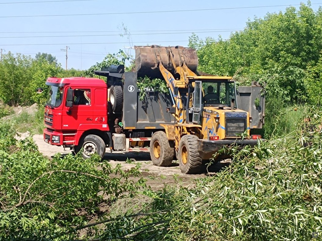 В Барнауле приступили к восстановлению переправы на улице Силикатной после обрушения из-за резкого роста уровня реки Пивоварки Сегодня, 12 июня, в Барнауле на месте обрушения переправы через реку Пивоварку в районе улицы Силикатной, 20 прошло выездное совещание с участием заместителя главы администрации по защите населения Игоря Лисина и замглавы по дорожному хозяйству Андрея Курышина. Напомним, что 9 июня из-за сильных дождей и резкого подъема уровня воды сооружение было разрушено. В результате происшествия никто не пострадал. В Железнодорожном районе был введен режим повышенной готовности. «Подрядчик уже определен, работы начались сегодня. Мы планируем оперативно восстановить переправу и установить временные конструкции для безопасного проезда», - сообщил Андрей Курышин. На данный момент движение по участку ограничено. Альтернативный путь доступен через лесную дорогу с улице Кутузова.