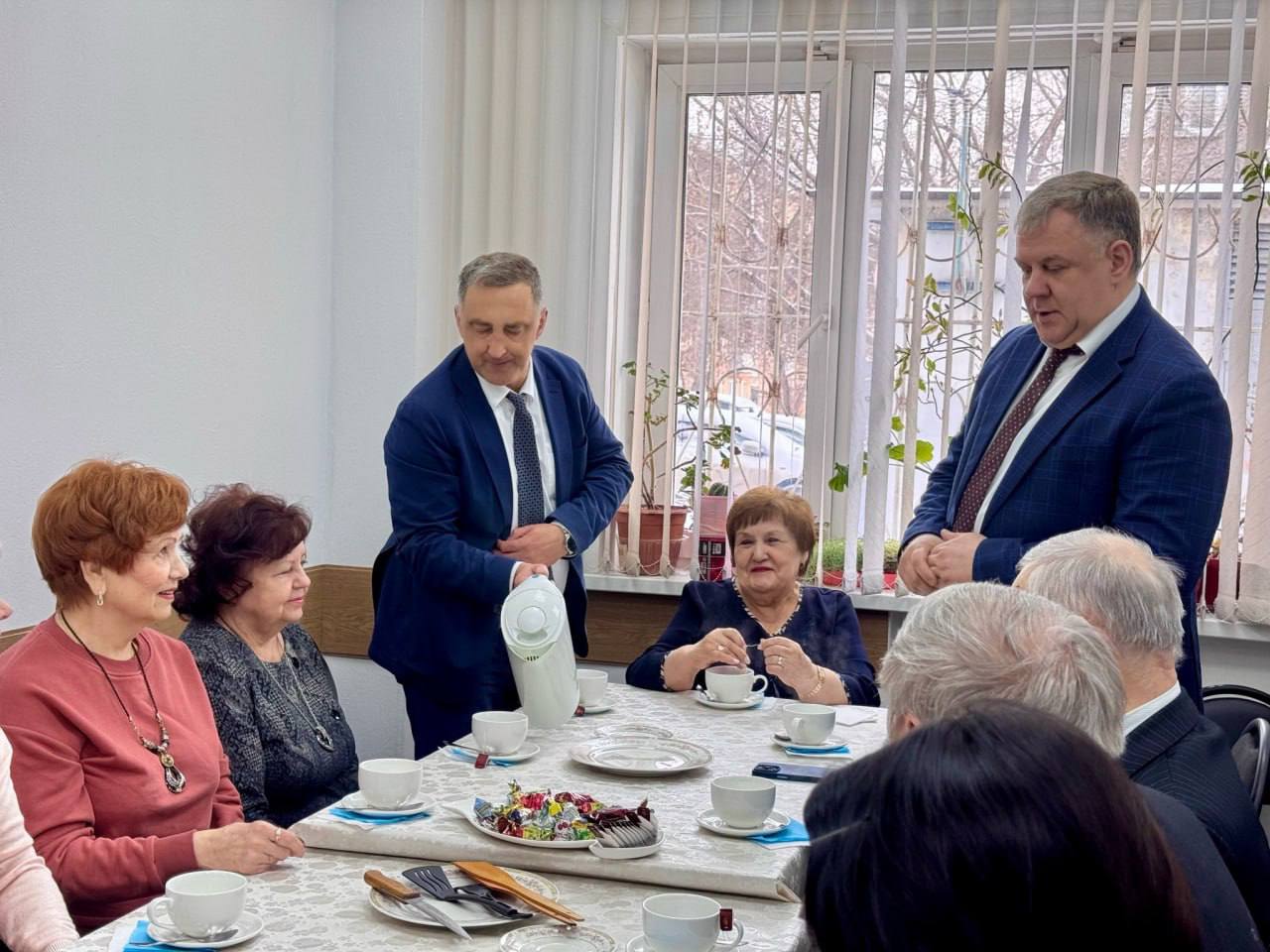 Дмитрий Власов, кстати, уже вполне готов к вступлению в должность председателя городского Совета Красноярска - налился аппаратным весом, политическим авторитетом и вторым подбородком, разумеется, тоже налился. Как бы не пришлось кресло председательское модернизировать под более массивные характеристики, да ремонт в кабинете делать. Но бюджет "очень сильно богатого" Красноярска может себе позволить и не такое..   фото - Сергей Иванов