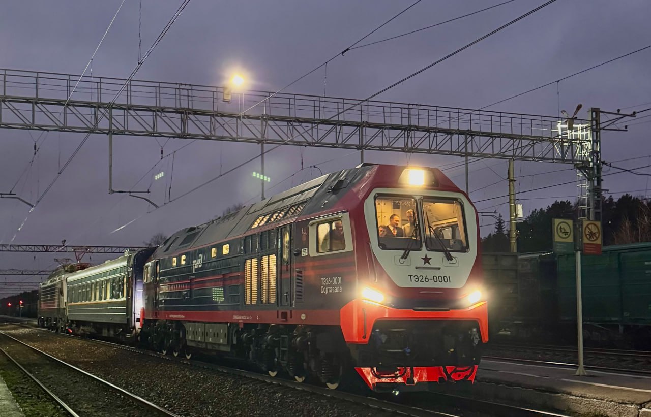 Мишка отправился на испытания Новый магистральный тепловоз ТЭ26 имеющий высочайший уровень локализации создан на Брянском машиностроительном заводе В торжественной отправке первой машины данной серии на испытания принял участие замглавы РЖД Дмитрий Пегов находящийся в Брянске с рабочим визитом Приёмочные и сертификационные испытания будут проходить на базе коломенского Научно исследовательского и конструкторско технологического института подвижного состава Универсальный односекционный локомотив предназначен для вождения пассажирских и грузовых поездов на малоинтенсивных участках железных дорог а также будет использоваться для различных хозяйственных и путевых работ При объединении в сплотки до четырёх единиц может водить поезда весом до 7100 тонн Локомотив получил прозвище Мишка и должен заменить эксплуатируемые РЖД тепловозы М62 которые в народе называют Машкой Подписаться на Телеграмму РЖД Голосовать за канал Подписаться на РЖД в MAX Каналы железных дорог