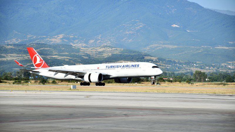 «Турецкие авиалинии» запускают маршрут в Алеппо  Авиакомпания Turkish Airlines объявила, что с 1 августа возобновит полеты из Стамбула в Алеппо — второй по численности населения город Сирии.    Рейсы по маршруту Стамбул–Алеппо планируется выполнять ежедневно. Специальные билеты туда и обратно, приуроченные к открытию линии, доступны по цене от $299.  С момента падения режима Башара Асада в декабре прошлого года все больше авиасообщений между Турцией и Сирией восстанавливается. Ранее Turkish Airlines уже возобновили рейсы в столицу — Дамаск.    Голос Турции
