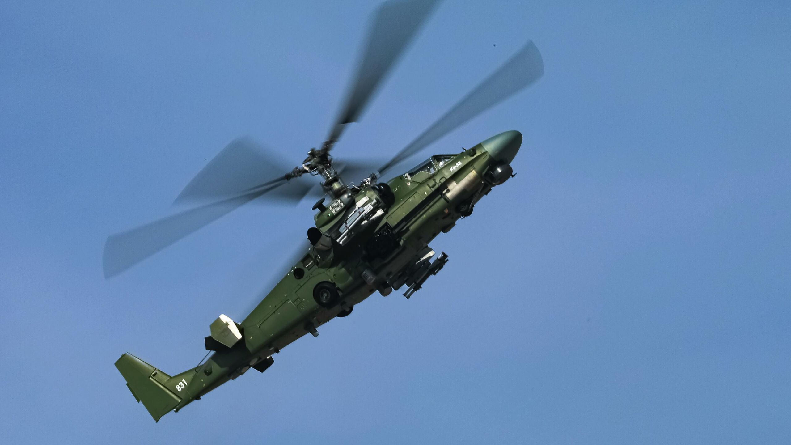 Два вертолета столкнулись в воздухе в американском городе Хаммонтон штата Нью Джерси один человек погиб один пострадал передает телеканал Fox News со ссылкой на данные полиции города Телеканал отмечает что инцидент произошел днем в воскресенье Полиция Хаммонтона выехала на место происшествия и подтвердила что оба вертолета совершили аварийную посадку после столкновения Один из них был объят пламенем отметил телеканал Офицеры полиции ред подтвердили что один человек погиб на месте происшествия Второго человека обнаружили среди обломков вертолетов ред и доставили в больницу с ранениями угрожающими жизни добавил телеканал Fox News уточняет что полиция ведет расследование инцидента