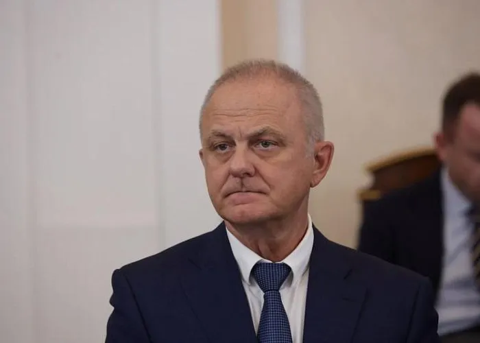 Вечёрка Генпрокуратура оспаривает увольнение экс главы челябинского Роспотребнадзора Заместитель Генерального прокурора РФ Николай Винниченко подал иск в Курчатовский райсуд Челябинска с требованием изменить причину увольнения бывшего руководителя областного Роспотребнадзора Анатолия Семенова задержанного по подозрению в мошенничестве Его рассмотрение отложили на две недели Винниченко просит суд заменить дату и формулировку причин увольнения Семенова которого лишили допуска к гостайне в середине марта Иск поступил в суд 8 апреля Его планировали рассмотреть 24 апреля но заседание отложили на 8 мая Истцом по делу выступает замгенпрокурора РФ а ответчиками Анатолий Семенов и Роспотребнадзор Третье лицо Соцфонд Читайте Вечерку там где удобно Дзен ВКонтакте Одноклассники подробнее на канале Вечёрка