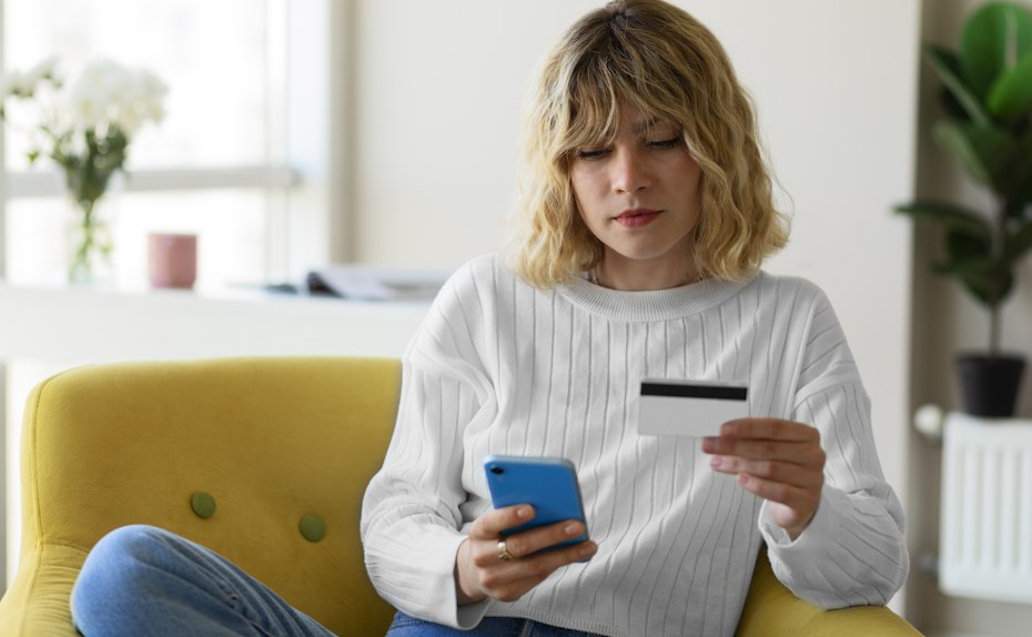 Суды начали прощать долги за кредиты взятые мошенниками Апелляционный суд освободил жительницу Кирова от уплаты потребительского кредита на 700 тысяч рублей который оформили мошенники через её девятилетнюю дочь Девочка играя в Roblox пообещала дяденькам внутриигровую валюту и передала коды из банковских SMS пришедших на телефон матери Это позволило злоумышленникам получить доступ к мобильному банку оформить кредит и перевести деньги в течение 16 минут Банк и суд первой инстанции первоначально отказали женщине сославшись на её вину в разглашении данных Однако апелляционная коллегия учла что кредит был оформлен без её воли деньги она не получала а банк действовал непоследовательно заблокировал один перевод а через 3 минуты пропустил другой на полмиллиона Сделка была признана недействительной iguides