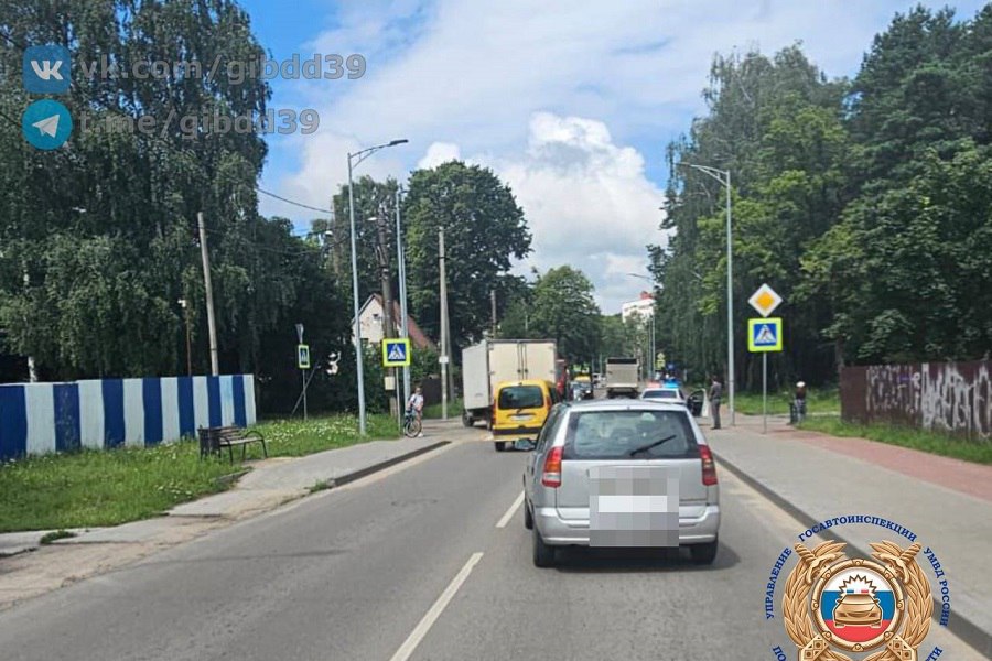 В Калининграде 12-летний велосипедист столкнулся с автомобилем Авария случилась около 12 часов 45 минут на улице Карташева. По тротуару вдоль проезжей части двигался 12-летний велосипедист, который в районе дома 8 съехал на дорогу и столкнулся с автомобилем. В результате ДТП ребенок направлен в медучреждение.