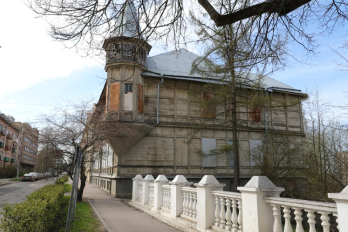 Петербург выставил на продажу исторические здания за 1 рубль Власти Санкт-Петербурга выставили на аукцион четыре объекта культурного наследия регионального значения по начальной цене всего 1 рубль. На продажу идут усадьбы в Петергофе, дом в Ломоносове и корпус бывшего военного госпиталя в Красном Селе. Объекты находятся в неудовлетворительном состоянии, и покупателям предлагается право аренды прилегающих земельных участков. Аукционы состоятся 3 июня. Победитель аукциона будет обязан заключить договор купли-продажи и провести реставрационные работы по сохранению памятников. Минимальная сумма для поднятия цены на аукционе варьируется в зависимости от объекта — от 93,5 тыс. рублей до 306,4 тыс. рублей. Фото: auction-house Вечерний Санкт-Петербург