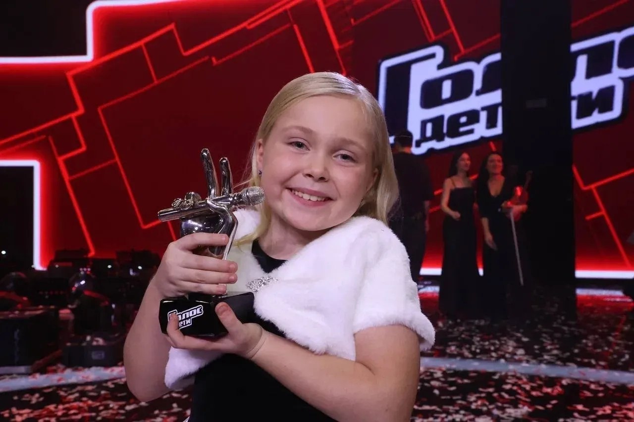 Звездочка из Ставрополя Маша Никулина стала победительницей 12 го сезона шоу Голос Дети Каждое ее выступление было ярким и по взрослому сложным В ее конкурсный репертуар вошли песни Конь Течет река Волга Вдоль по Питерской а в финале Маша исполнила песню Зима Голосование телезрителей принесло ей 44 4 голосов и победу Волнение не помешало юной артистке быть искренней а ее исполнение не оставило равнодушным многомиллионную аудиторию народного телеконкурса Поздравляем Машу с победой и желаем большого творческого пути Ставрополь в MAX