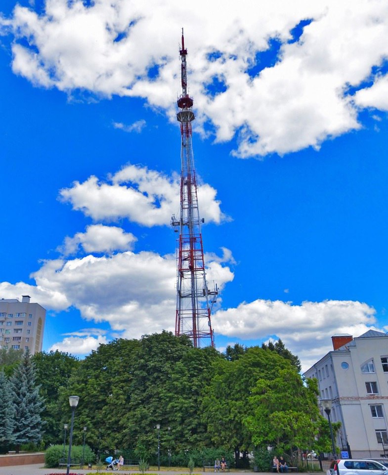 Воронежская телебашня окрасится в цвета российского и белорусского флагов В честь 26 й годовщины создания Союзного государства Воронежская телебашня будет подсвечена цветами флагов России и Беларуси с 18 00 до 20 00 8 декабря На медиафасаде сооружения разместят изображения государственных гербов двух стран а также праздничную надпись посвящённую этому событию Подписаться на VRN Град