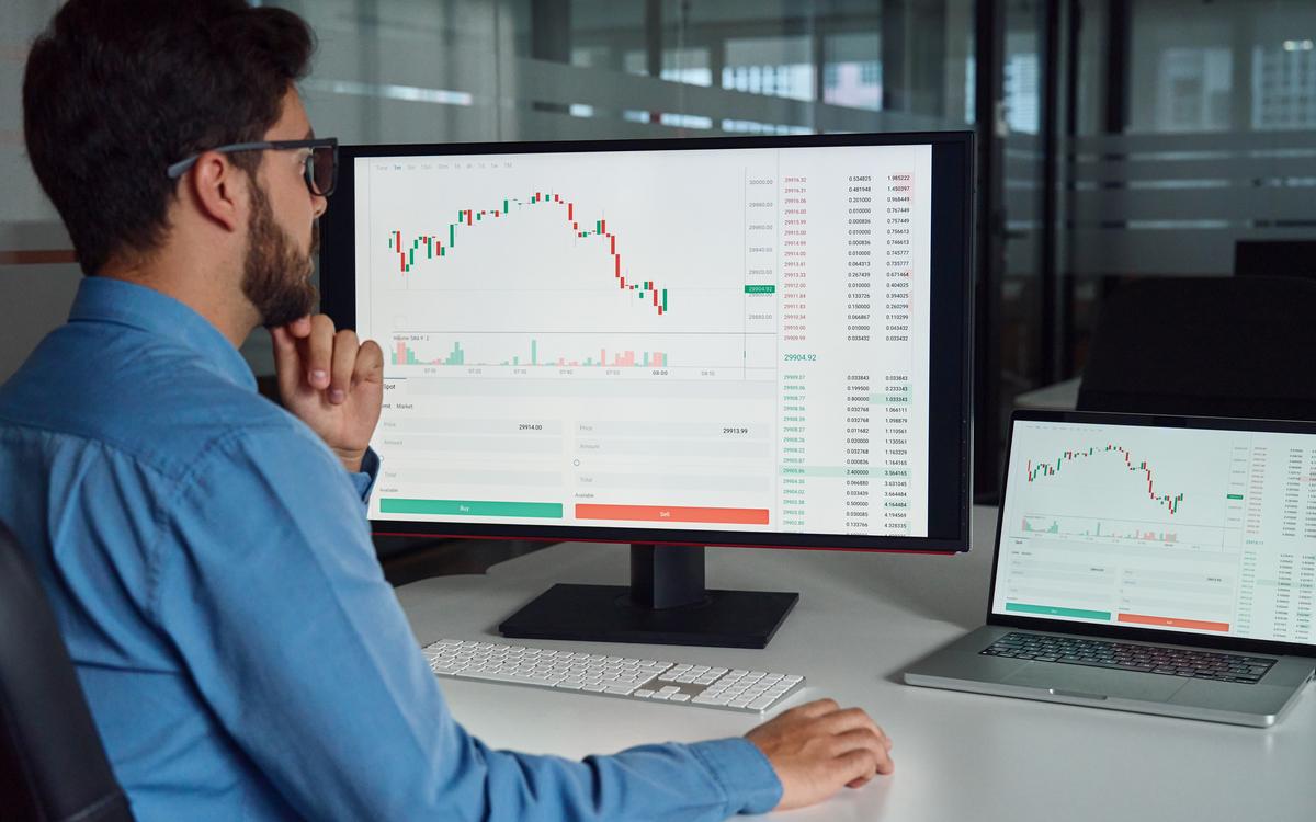 IPO в США оказались в подвешенном состоянии из за шатдауна Долгожданное оживление на рынке IPO может замедлиться из за продолжающегося шатдауна в США который может приостановить сделки на миллиарды долларов пишет Bloomberg Среди компаний IPO которых оказалось на паузе стартап в сфере туристического программного обеспечения Navan и налоговая и консалтинговая фирма Andersen Group Это произошло на фоне того что Комиссия по ценным бумагам и биржам США SEC практически не работает Navan и Andersen Group могли бы начать проводить роуд шоу уже 6 октября Однако поскольку конгресс США до сих пор не смог принять бюджет на новый финансовый год юристы советуют своим клиентам готовящимся к IPO сохранять выжидательную позицию Если это продлится максимум пару недель я не думаю что нам стоит сильно беспокоиться Если это займет месяц или больше или перейдет в 2026 год тогда у нас возникнут реальные проблемы но до этого еще далеко говорит сопредседатель практики глобальных рынков капитала юридической фирмы Cooley Дэйв Пайнсип Подробнее IPO в США оказались в подвешенном состоянии из за шатдауна Подписаться на Сам ты инвестор