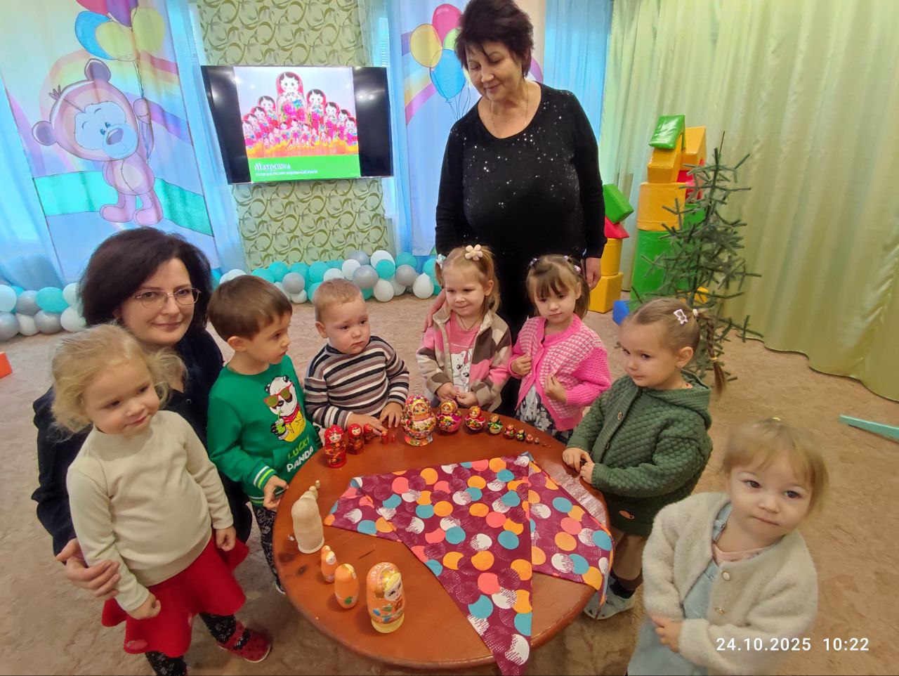 Знакомство с русской матрешкой развивающее занятие в детском саду Теремок 24 октября в День русской матрешки в детском саду Теремок прошло тематическое развивающее занятие для детей 2 4 лет Мероприятие было приурочено к предстоящему Дню народного единства и проведено в рамках познавательного развития воспитанников Педагог Афанасьева Л А познакомила малышей с одним из главных символов России матрешкой Дети узнали как появилась эта народная игрушка какие бывают виды матрешек и конечно с удовольствием поиграли с ними Матрёшка это не просто сувенир За пределами нашей страны она стала узнаваемым символом русской культуры и традиций а в дошкольной педагогике незаменимым инструментом для развития малышей Через народную игрушку мы приобщаем детей к родной культуре с самого раннего возраста помогая им расти в любви и уважении к своим традициям отмечают в детском саду Такие занятия не только расширяют кругозор но и воспитывают в детях чувство принадлежности к великой и дружной культуре ОбразованиеЛНР КультураЛНР