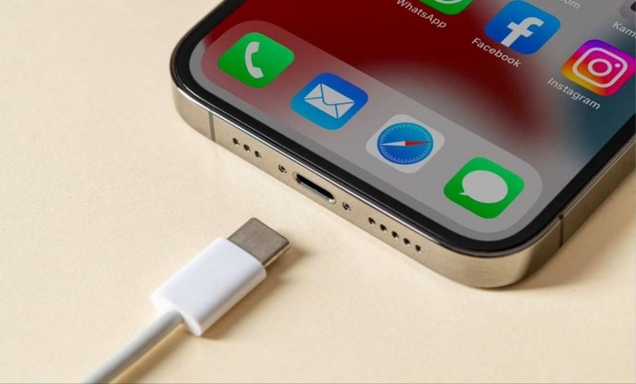 Как iPhone взламывают через порт USB-C    Исследователь IT-безопасности  и просто любопытный хакер  Томас Рот обнаружил интересную "дырку" в защите новеньких iPhone 15. Ему удалось взломать микроконтроллер ACE3, который отвечает за работу порта USB-C.  Звучит страшно, но паниковать не стоит   Для взлома нужен физический доступ к телефону, а сама уязвимость настолько сложная, что обычным пользователям она не угрожает. К вашим личным данным через эту "дверь" тоже не доберешься.  Самое интересное, что Apple уже знает о находке, но не спешит её исправлять. Видимо, в Купертино тоже считают угрозу несерьёзной. Зато находка принесла неожиданную пользу — мастера по ремонту техники теперь могут лучше диагностировать проблемы с компьютерами Mac. Получается, даже баги иногда бывают полезными!