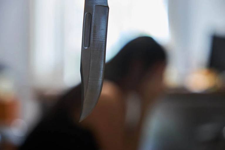 Балаганский районный суд вынес обвинительный приговор 17 летнему подростку Он признан виновным в убийстве 12 летней девочки Напомним вечером 21 сентября 2024 года на спортивной площадке в селе Тарнополь между подсудимым и его знакомой произошел конфликт Подросток схватил нож и нанес множественные удары школьнице та сразу скончалась Преступник пытался скрыть следы переместив тело однако его вина была полностью доказана в ходе расследования Обвиняемый лишь частично признал свою вину Суд назначил ему наказание в виде шести лет лишения свободы с отбыванием срока в воспитательной колонии Также удовлетворен иск матери погибшей о компенсации морального вреда в размере 1 5 миллиона рублей Прокуратура области проверила работу органов профилактики По результатам проверки к дисциплинарной ответственности привлечены 11 должностных лиц Фото Николай ОБЕРЕМЧЕНКО