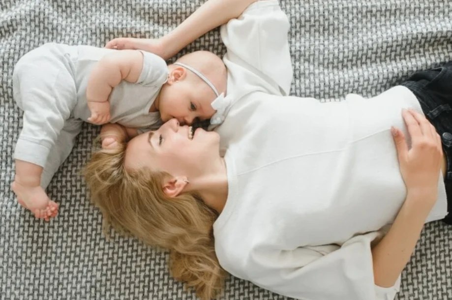 С февраля 2026 года маткапитал проиндексирован на 5 6 Размер регионального материнского семейного капитала для граждан обратившихся за его реализацией в 2026 году составит  218 676 57 руб для семей в которых 2 ребенок родился до 31 12 2019  288 972 95 руб для семей в которых 2 ребенок родился с 01 01 2020 Фото freepik com