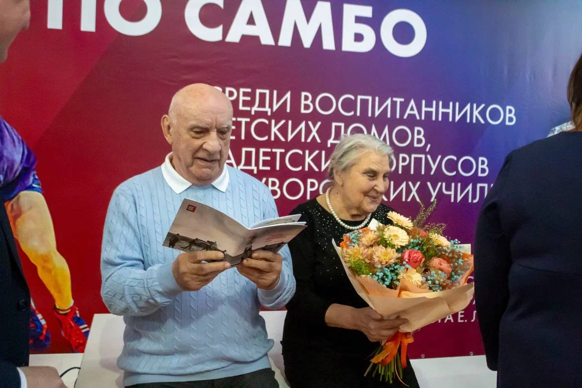 В выходные в Москве состоялся турнир по самбо среди воспитанников детских домов, кадетских корпусов и суворовских училищ, посвященный 5-кратному чемпиону СССР, заслуженному мастеру спорта и профессору Е. Л. Глориозову. Этот турнир берет свое начало со Спартакиады по самбо среди детей из детских домов и кадетских корпусов. Основателем и вдохновителем этих соревнований стал Евгений Леонидович Глориозов - выдающийся советский самбист, пятикратный чемпион СССР и успешный тренер, воспитавший 16 мастеров спорта. В этот раз он лично приветствовал участников и пожелал им удачи. На ковре спортсмены демонстрировали свои навыки и умения, отточенные за год. Все победители и призеры получили памятные медали и дипломы, а также специальные призы. Кадетские корпуса, детские дома и суворовские училища были награждены уникальными подарками от музея самбо - играми-викторинами о самбо. Евгению Леонидовичу был вручен особый подарок от музея самбо - книга о самбистах, участвовавших в Великой Отечественной войне. Эти подарки вручила Анастасия Витальевна Кондратьева - исполнительный директор Всероссийской федерации самбо и заслуженный тренер России. Турнир, прошедший в атмосфере спортивного азарта и взаимного уважения, стал ярким событием в жизни юных самбистов. Он не только выявил сильнейших, но и еще раз подчеркнул важность спорта в развитии подрастающего поколения, демонстрируя силу духа и настойчивость в достижении цели.