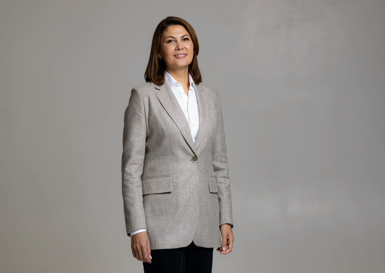 Директор департамента по развитию туризма Свердловской области Эльмира Туканова уходит в отставку Как сообщили в областном департаменте информационной политики Туканова написала заявление об увольнении по собственному желанию Она покинет должность с 1 ноября 2025 года Туканова возглавляла региональный департамент по развитию туризма с момента его создания в 2021 году До этого она руководила областным Центром развития туризма В последнее время департамент Тукановой оказался втянут в целый ряд скандалов связанных с распределением грантов на создание туристической инфраструктуры Департамент попытался через суды вернуть часть грантов выделенных в прошлые годы но проиграл уже несколько подобных исков ВК