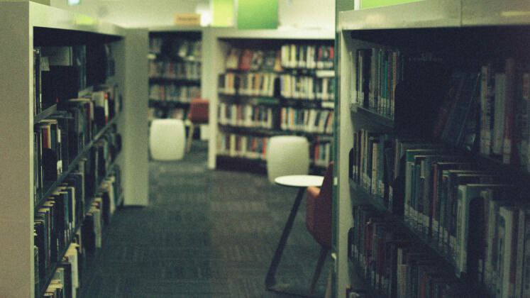 Российская проза снова в тренде Продажи современной российской литературы в 2025 году резко ускорились рынок вырос примерно на 50 год к году а осенью онлайн платформы зафиксировали плюс 14 по выручке и 19 по количеству проданных книг Для отрасли привыкшей к плавной динамике такой скачок стал главным сюрпризом сезона Лидируют авторы с узнаваемыми именами Пелевин Водолазкин Симоньян и Прилепин формируют ядро спроса и обеспечивают значительную часть оборота Пожалуй лучший телеграм канал о маркетинге