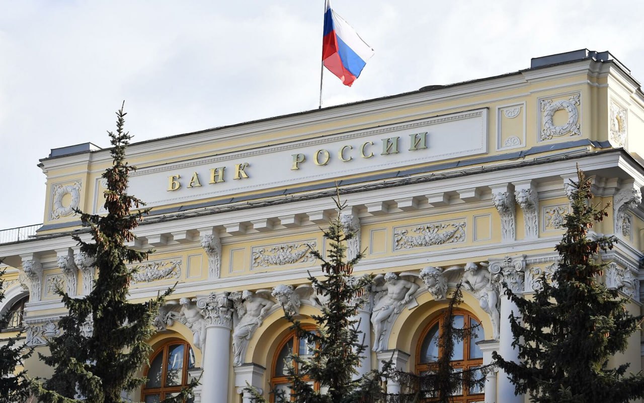 ЦБ вдвое расширил критерии по которым будут определять подозрительные переводы Шесть признаков которые были ранее продолжат действовать 1 Реквизиты получателя денег есть в базе данных ЦБ о мошеннических операциях 2 Перевод с устройства которое ранее использовалось злоумышленниками и сведения о нем попали в базу данных ЦБ 3 Информация о получателе денег есть в собственной базе банка о подозрительных переводах 4 Нетипичная для клиента операция например по сумме периодичности или времени ее совершения 5 В отношении получателя денег возбуждено уголовное дело по факту мошенничества 6 Наличие информации от сторонних организаций о риске мошенничества нехарактерная телефонная активность с номера который используется им для обслуживания в банке рост числа входящих СМС сообщений от неизвестных адресатов в том числе в мессенджерах При этом вводятся еще шесть новых признаков 1 При бесконтактной операции в банкомате время обмена данными между картой в том числе токенизированной цифровой и банкоматом превышает норму установленную НСПК 2 НСПК проинформировала банк о риске мошенничества при совершении перевода например раскрытие сведений о платежной карте посторонним людям 3 За 48 часов до перевода произошла смена номера телефона в онлайн банке или на Госуслугах на устройстве клиента которое используется для переводов обнаружены указывающие на риск мошенничества факторы например наличие вредоносного ПО изменение ОС или провайдера связи 4 Попытка внесения наличных на счет человека с использованием токенизированной цифровой карты через банкомат если потенциальный получатель денег за последние 24 часа до этого совершил трансграничный перевод в адрес физлица на сумму больше 100 тыс рублей 5 Перевод денег человеку с которым ни разу за последние полгода не было финансовых взаимоотношений при условии что такой операции менее чем за 24 часа предшествовал перевод самому себе из другого банка через СБП на сумму более 200 тыс рублей 6 Сведения о получателе денег содержатся в государственной информационной системе противодействия правонарушениям которые совершаются с использованием информационных и коммуникационных технологий Признак будет применяться с 1 марта 2026 года fatcat18