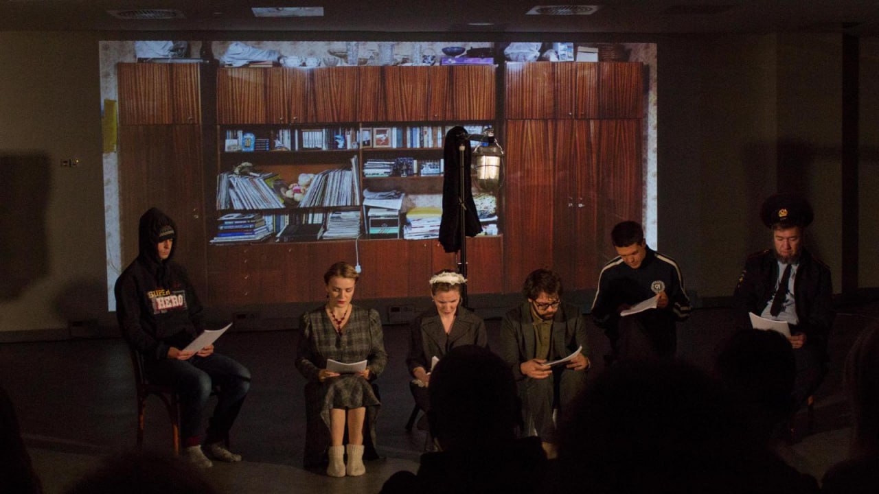 В Ельцин Центре закроют театр Театральная платформа В Центре проведет новогодние спектакли и перестанет работать Ельцин Центр больше не финансирует проект Мы благодарны нашим коллегам за их труд и усилия сохранить театральную платформу в непростых финансовых условиях Гордимся их достижениями Это непростое решение мы приняли исключительно по экономическим причинам объяснили 66 RU в Ельцин Центре Самостоятельно спонсировать проект его авторы не могут За 10 лет театр подготовил десятки спектаклей ездил на гастроли в Москву и Петербург участвовал в конкурсе Золотая маска В период новогодних праздников площадка представит последние постановки спектакль для взрослых Самый лучший Новый год и спектакль для детей Сказку о сером львенке У нас было очень много прекрасных проектов мы работали с удивительно талантливыми людьми А самое главное у нас был уникальный зритель очень вдумчивый и тонко чувствующий рассказали нам в театре Фото Ельцин Центр Новости из Екатеринбурга