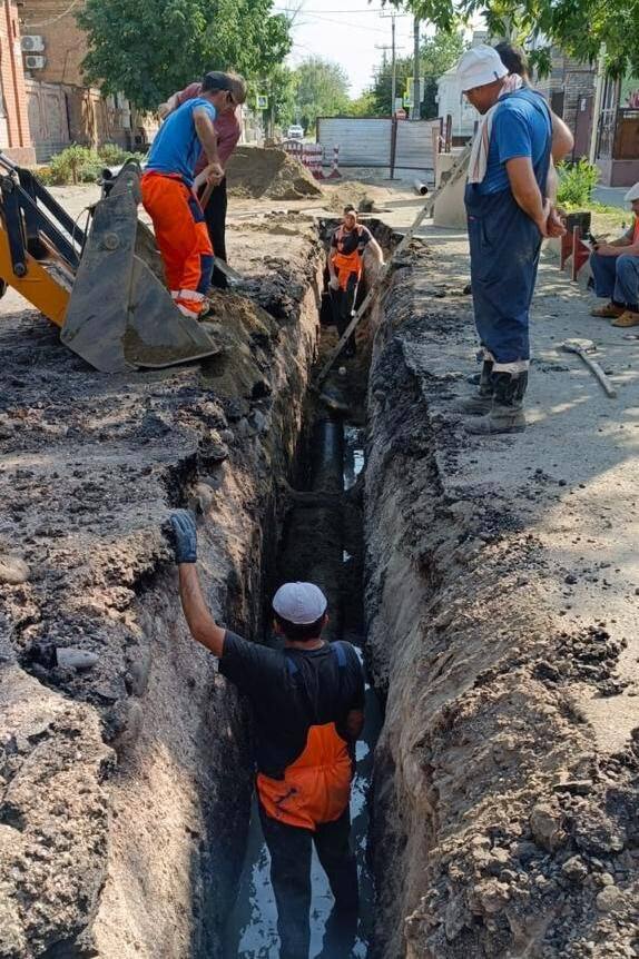 ГУП КК «Кубаньводкомплекс»: ремонт самотечного канализационного коллектора в городе Ейске  Специалисты ремонтно-эксплуатационного управления «Ейский групповой водопровод» ГУП КК «Кубаньводкомплекс» выполнили аварийно-восстановительный ремонт изношенного участка самотечного канализационного коллектора в городе Ейске, по улице Одесской.   «Самотечный коллектор транспортирует стоки с центральной части города. Из-за деформации коллектора, проложенного больше 40 лет назад, произошел провал асфальта на проезжей части дороги. Причиной разрушения стала газовая коррозия, появляющаяся под воздействием паров агрессивных канализационных стоков на свод трубопровода. Во избежание возникновения серьезной внештатной ситуации, было принято решение о замене данного участка сети. В процессе аварийных работ было заменено 48 м трубы, диаметром 200 мм, на промежутке от улицы Мира до улицы Свердлова и построено три колодца, взамен разрушенных», - рассказал Максим Гузеев, руководитель РЭУ «Ейский групповой водопровод» ГУП КК «Кубаньводкомплекс».  Замену старой коммуникации провели в кратчайшие сроки, при этом все ремонтные работы осуществлялись без ограничения приема сточных вод от абонентов. В ближайшее время будет выполнено благоустройство территории, восстановлено асфальтовое покрытие.  Выполненные мероприятия позволят повысить надежность работы канализационной сети и обеспечить бесперебойное водоотведение в полном объеме.