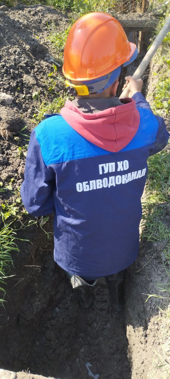 Проведены работы по устранению аварий и обслуживанию систем водоснабжения и водоотведения в Новотроицком округе  Так, в пгт Новотроицкое на улице 9 Января бригада АВР ликвидировала порыв на сети водоснабжения. В ходе ремонтных работ был установлен седловой хомут и выполнено подключение абонента к сети водоснабжения. Также было осуществлено отсечение соседнего дома от сети.  В селе Попелак, в результате выхода из строя насосного оборудования на артезианской скважине на улице Молодежной, специалисты Новотроицкого ТПУ оперативно заменили глубинный насос и устранили все неисправности. Благодаря слаженной работе специалистов, водоснабжение в селе было восстановлено в кратчайшие сроки.  Кроме того, работниками предприятия были выявлены и устранены засоры в колодцах центральной канализации в пгт Новотроицкое на улицах Банковая, Космонавтов и в пер. Базарном. В дополнение к этому, в селе Чкалово был выполнен покос травы вокруг канализационных колодцев.    Если у вас возникла ситуация, требующая вмешательства аварийной службы, обратитесь в центральную аварийно-диспетчерскую службу ГУП ХО «ОБЛВОДОКАНАЛ» по телефону: +7 990 081-68-68  #НовотроицкийТПУ       Одноклассники