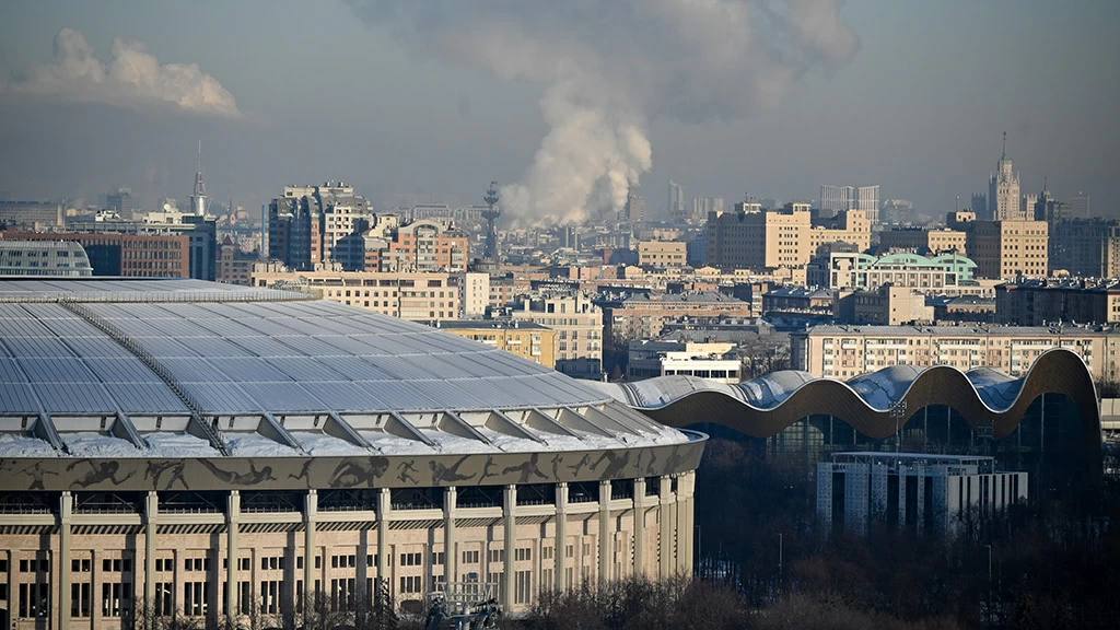 Газпромбанк Лизинг закрыл одну из крупнейших сделок на офисном рынке Москвы Структура Газпромбанка Газпромбанк лизинг закрыла одну из крупнейших сделок на рынке офисной недвижимости приобретя 57 300 квадратных метров в строящемся многофункциональном комплексе Luzhniki Collection на Лужнецкой набережной Продавцом выступила ГК Абсолют По данным источников покупка значительно превзошедшая первоначальные планы по объему была завершена еще в конце 2025 года Эксперты рынка связывают столь масштабное приобретение с возможной консолидацией различных подразделений Газпромбанка в новом объекте сообщают Ведомости kvadratnymaster Фото Ведомости