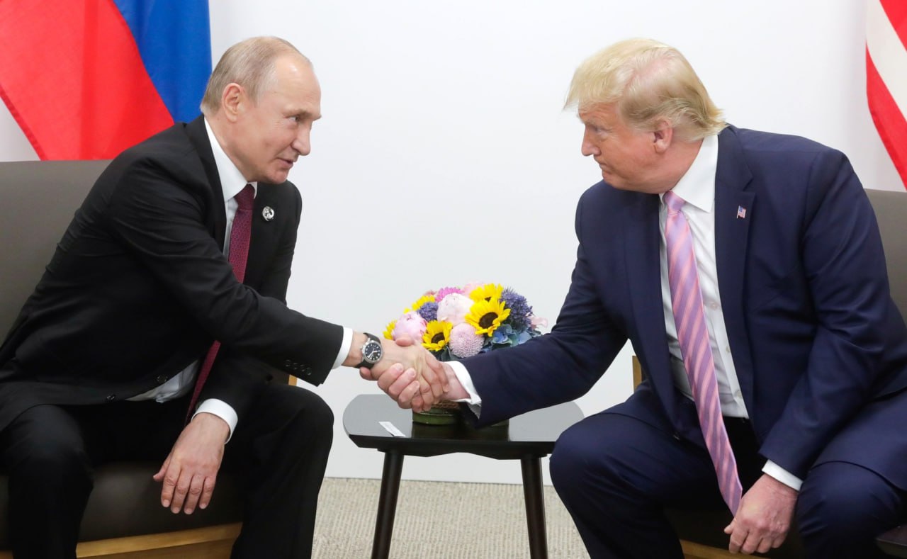 Если бы очная встреча Путина и Трампа состоялась, то какие вопросы могли бы обсудить президенты России и США?  1. Украинский кризис. Здесь всё понятно. Это тот вопрос, в котором Дональд Трамп провалился, рассчитывая разрешить конфликт с наскока.  2. НАТО и его расширение.  3. Ближневосточный кейс. Речь, конечно, и об иранской ядерной программе  учитывая тесные отношения Москвы с Тегераном , и о ситуации в Сирии  где всё ещё находятся российские миротворцы , и о кризисе в Секторе Газа  в котором погряз Израиль .  4. Санкции. Причём речь не только об американских санкциях: те же европейцы принимали ограничения в отношении России с ведома и по воле США.  5. Территориальные вопросы между Арменией и Азербайджаном. Судя по последним новостям, Трамп плотно занялся этой проблематикой — думаю, не без цели иметь дополнительный козырь в контактах с Путиным. 102-я ордена Александра Невского российская военная база всё ещё находится в Армении. Москве важно, чтобы она там и оставалась.  6. БРИКС. Это объединение из 10 государств Дональд Трамп воспринимает как антиамериканское. Россия — одно из ключевых государств этой организации.  7. КНДР. Во время своего первого срока Дональд Трамп встречался с лидером Корейской Народно-Демократической Республики Ким Чен Ыном. Возможно, он хотел бы повторить саммиты с лидером КНДР и попросить о посредничестве президента России в этом вопросе.  8. Космос. В свете недавней встречи главы «Роскосмоса» и NASA в США главы государств могли бы обсудить тему совместных космических полётов.  9. Китай. Трамп наивно мечтает дружить с Россией против Китая и с Китаем против России.  10. Энергетика. Цены на нефть и газ. Разделение рынков.  Какими бы ещё пунктами вы дополнили этот список?    фото: Владимир Путин и Дональд Трамп в Осаке в 2019-м году   Иван Мезюхо  VK  OK  Дзен  Голос за канал.
