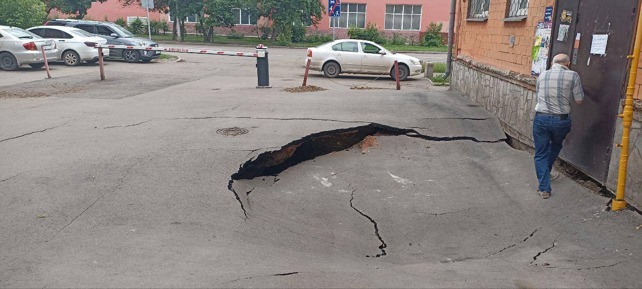 Грунт провалился возле подъезда жилого дома на ул. Бограда, 114 в Красноярске.   По данным краевой прокуратуры, из-за размытия грунта произошла просадка несущей стены дома и фундамента на глубину одного метра. Жильцов эвакуировали. Надзорным ведомством проводится проверка.  «Незамедлительно была отключена подача воды, поврежденный участок отключен, место провала огорожено, выставлены наблюдающие»,— сообщает СГК.  26 июня этого года обвалилась подпорная стена в красноярском микрорайоне Солнечный после сильных дождей.  Фото: прокуратура Красноярского края   Подписывайтесь на «Ъ-Сибирь»