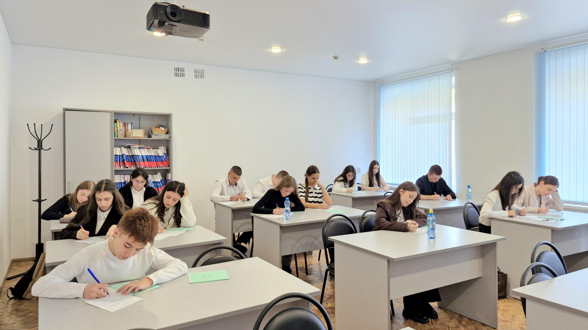 Отборочный тур 12 сезона региональной телеолимпиады Умники и умницы КБР 5 ноября 2025 года во Дворце творчества детей и молодежи прошел отборочный тур XII республиканской телевизионной гуманитарной олимпиады Умники и умницы Кабардино Балкарии В состязании приняли участие сто десятиклассников из школ республики  Участники написали эссе на тему В патриотизме молодёжи будущее республики а также прошли собеседование где эксперты оценили их мотивацию уровень знаний гуманитарных дисциплин и коммуникативные навыки Результаты отборочного тура будут объявлены после проверки экспертами эссе По итогам тура будет составлен рейтинг и лучшие участники выйдут в четвертьфинал после чего продемонстрируют свои возможности в полуфинале и финале Напомним что победители телеолимпиады поедут в Москву и по итогам телевизионной версии шоу смогут получить шанс поступить в МГИМО без вступительных экзаменов умники и умницы КБР