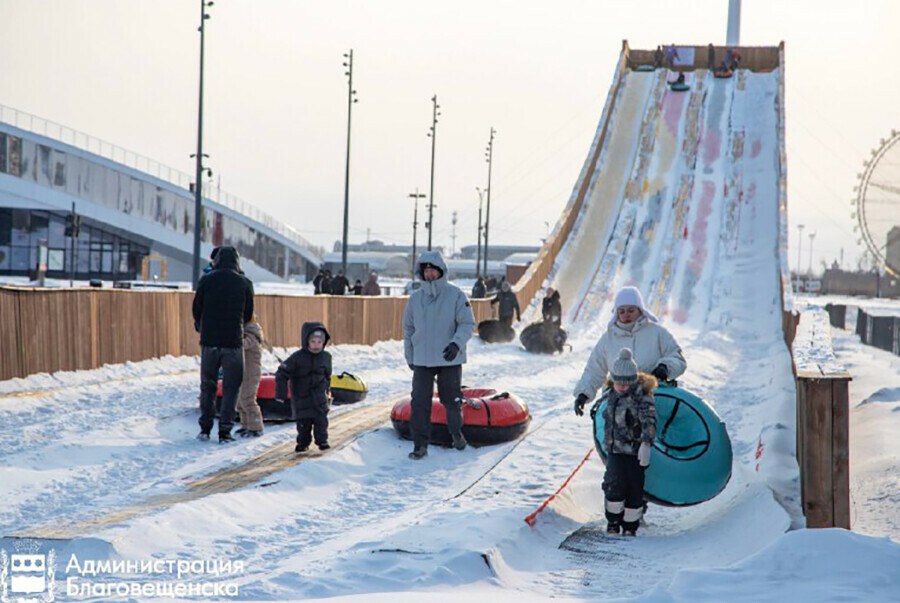 Тюбинговая горка на площади Ленина в Благовещенске которую называют одной из самых высоких на Дальнем Востоке завоевала любовь горожан и гостей города сообщили в мэрии Благовещенска Только в январе с неё скатилось около 74 тысяч человек В период зимних каникул с ветерком прокатились около 55 000 человек В разгар праздников аттракцион принимал в среднем 4 5 тысячи посетителей ежедневно После завершения каникул поток гостей немного снизился однако и сейчас горка остаётся популярной В будние дни её посещают около 1 000 человек а в выходные количество катающихся достигает 2 500 человек Сейчас тюбинговая горка работает с 12 00 до 20 00 по будням и с 10 00 до 22 00 в выходные дни Постоянно на аттракционе находятся три инструктора Приносить собственные санки ледянки или тюбинги запрещено Перед катанием посетители должны ознакомиться с правилами безопасности размещёнными у входа и прослушать краткий инструктаж