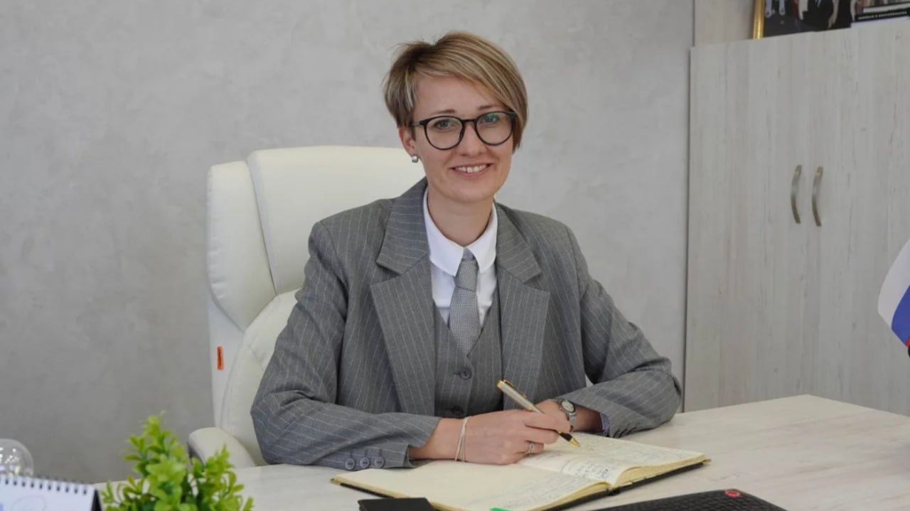 Алтайское управление молодежной политики возглавила Ирина Рыбина Управление молодежной политики и реализации программ общественного развития Алтайского края возглавила Ирина Рыбина сообщает правительство региона Приступила к работе в соответствии с распоряжением губернатора Алтайского края Виктора Томенко Обязанности возложены на срок полномочий губернатора говорится в сообщении Напомним экс начальник алтайского управления молодежной политики Екатерина Четошникова ушла в отставку по личным обстоятельствам в апреле 2025 года Рыбина до этого назначения с 2022 года возглавляла региональное отделение Общероссийского общественно государственного движения детей и молодежи Движение Первых Фото правительство Алтайского края