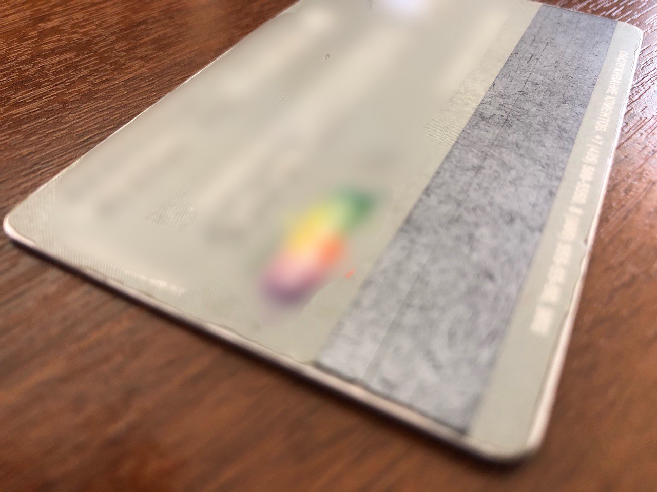 В Тоджинском районе сотрудниками полиции установлена подозреваемая в краже части страховой пенсии по старости со счета умершей бабушки 24 декабря 2025 г в отдел полиции 8 МО МВД России Кызылский с Тоора Хем поступило сообщение из Отделения социального фонда России по Республике Тыва о том что в октябре 2023 года Фондом на расчетный счет пенсионерки 1951 г р которая скончалась в конце сентября 2023 г была зачислена страховая пенсия по старости в сумме 18415 р Сведения о смерти получателя денег поступили в отделение уже после того как средства были зачислены на ее расчетный счёт Неоднократные обращения к родственникам умершей о возврате части незаконно полученных денежных средств результата не имели в связи с чем представители СФР обратились в полицию По данному факту возбуждено уголовное дело по п г ч 3 ст 158 УК РФ Кража совершенная с банковского счета  Сотрудниками полиции было установлено что карта умершей пенсионерки находилась у ее внучки 1995 г р с которой проживала женщина Выяснилось что часть пенсии была списана в счет долга бабушки а остальными деньгами в сумме более 9000 родственница пожилой женщины распорядилась по своему усмотрению  Подозреваемая была доставлена в отделение полиции где созналась в содеянном и добровольно возместила Фонду социального страхования причиненный ущерб В настоящее время женщина отпущена на подписку о невыезде и надлежащем поведении Расследование уголовного дела продолжается Пресс служба МВД по Республике Тыва Подписаться ВКонтакте Поддержать ТГ канал Подписаться в MAX