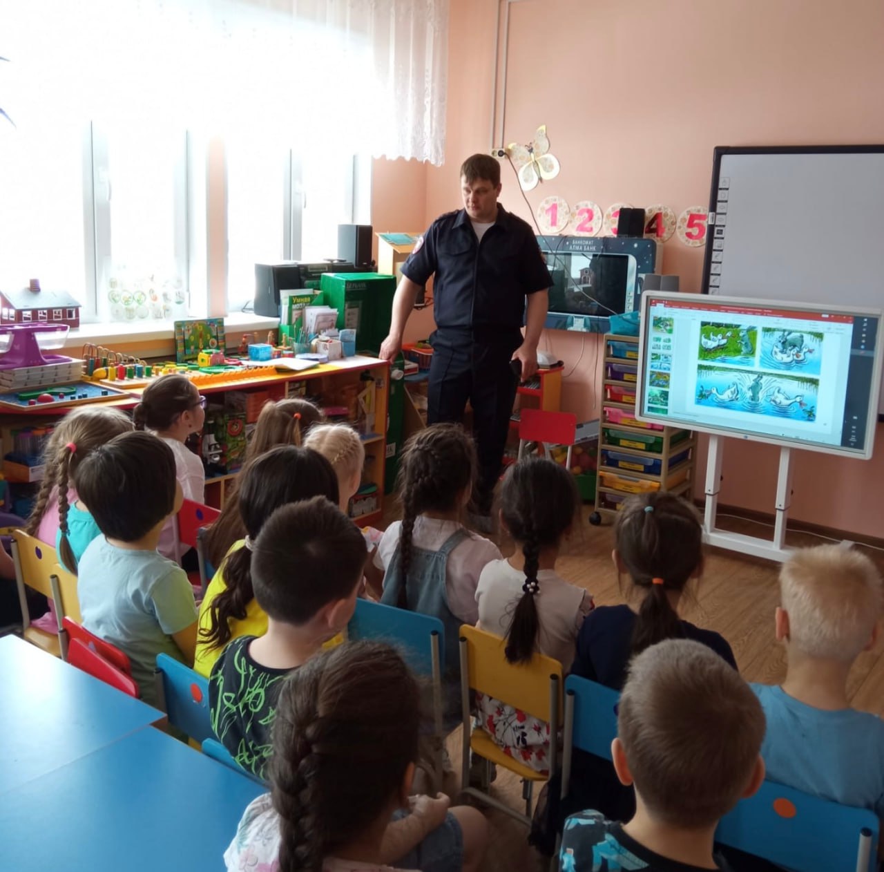  Пуровские автоинспекторы провели урок безопасности для детей под названием «Изучая ПДД – предупреждаем ДТП». В рамках профилактического мероприятия «Внимание – дети!» сотрудники Госавтоинспекции посетили воспитанников детского сада «Белочка» и провели увлекательную, познавательную беседу. В ходе урока полицейские напомнили малышам правила поведения во дворах, рассказали о дорожных ловушках и способах их избежать, объяснили, как правильно переходить дорогу по регулируемому и нерегулируемому пешеходным переходам, а также подчеркнули важность использования световозвращающих элементов. Чтобы закрепить полученные знания, полицейские провели игру-викторину, в которой ребята разгадывали ребусы и загадки. Также детям показали видеоролик о безопасном передвижении на велосипедах и самокатах. #мвдроссии #полиция #гибддянао #гибдд #янао #пуровскийрайон