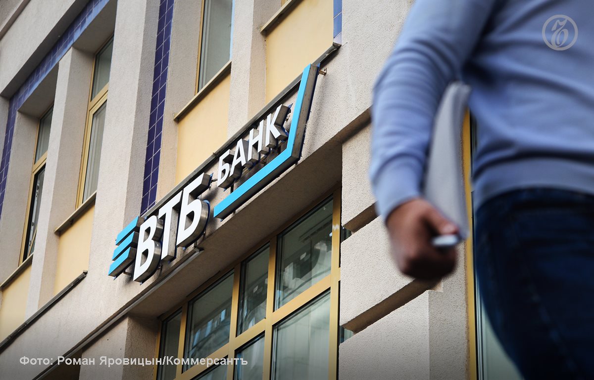 Крупнейшие банки планомерно наращивали выдачу ипотечных кредитов с начала 2025 года в результате сентябрьский показатель 390 млрд руб втрое превысил результат января Выпал из общей тенденции лишь ВТБ который демонстрировал резкие колебания объема выдачи в сентябре впервые с начала года уступив Альфа банку Эксперты связывают такую динамику с интеграцией дочерних банков и ограничениями по капиталу Ъузнал