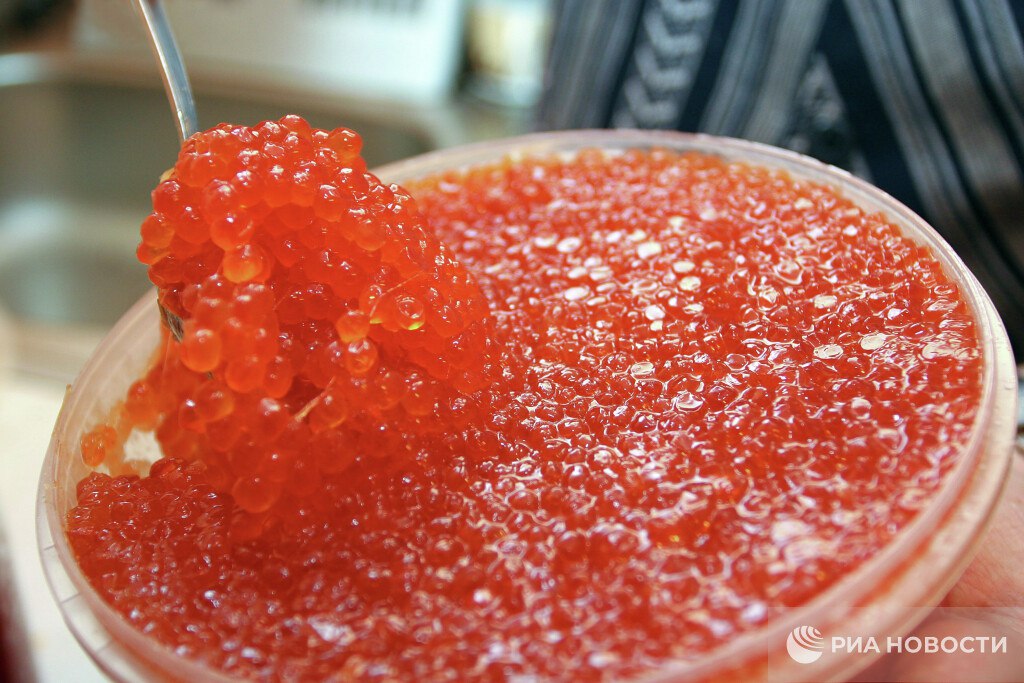 Врачи назвали допустимую порцию красной икры Она относится к продуктам с высоким содержанием пищевой соли и употреблять ее рекомендуется в небольших количествах не более 20 30 граммов в день Подписаться на РИА Новости