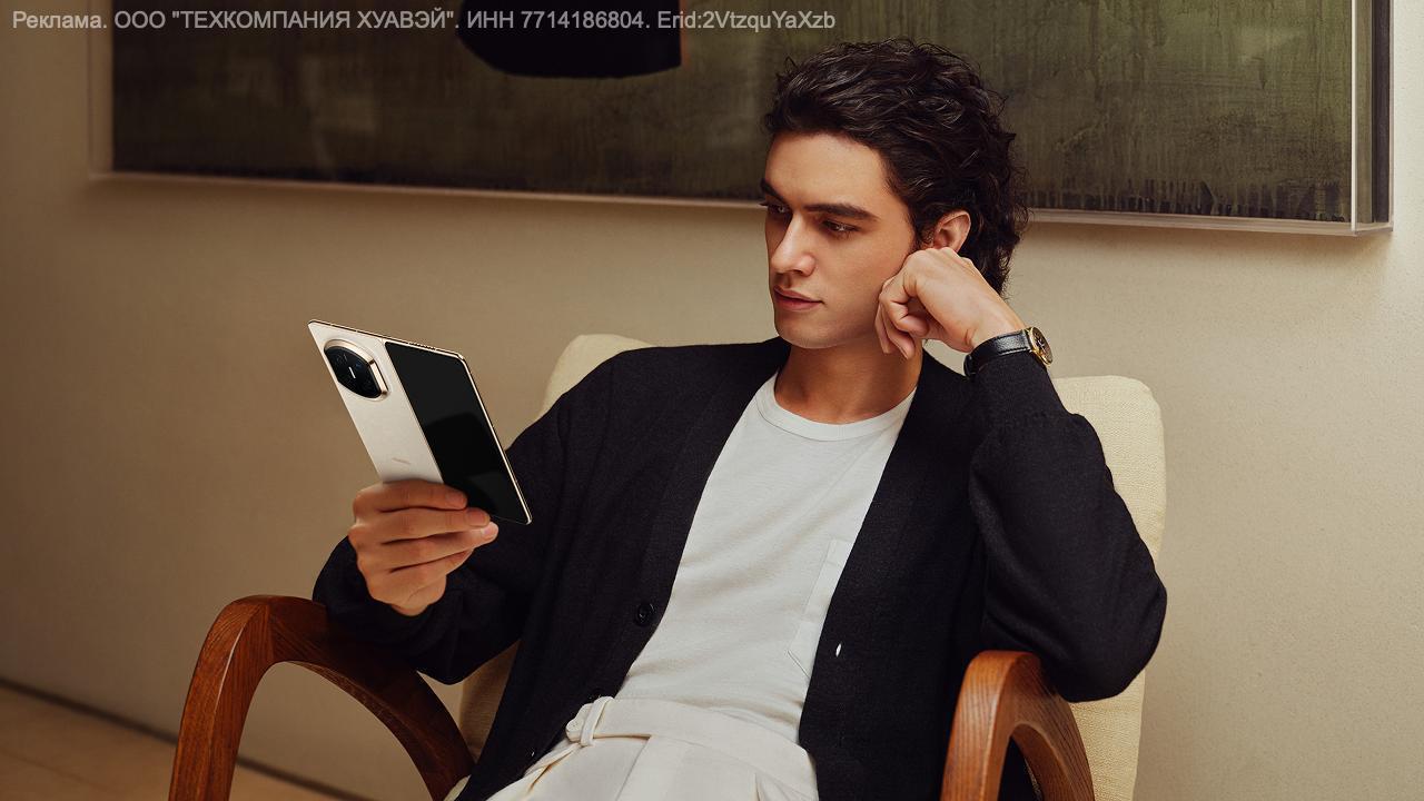 Тренд на ИИ в любой технике наша новая реальность Производители добавляют технологию в автомобили детские люльки колонки ну и конечно же в смартфоны Например в HUAWEI Mate X7 который уже в продаже в салонах М Видео Девайс идеально вписался в свою нишу благодаря встроенному ИИ ассистенту Алиса AI С ним можно работать в режиме многозадачности советоваться в режиме live редактировать заметки или искать информацию по картинке Все это спрятано в лёгком и прочном корпусе весом всего 235 граммов Рамка сделана из технологичного алюминия а поворотный механизм из стали Такие решения позволяют не переживать лишний раз при активном складывании девайса