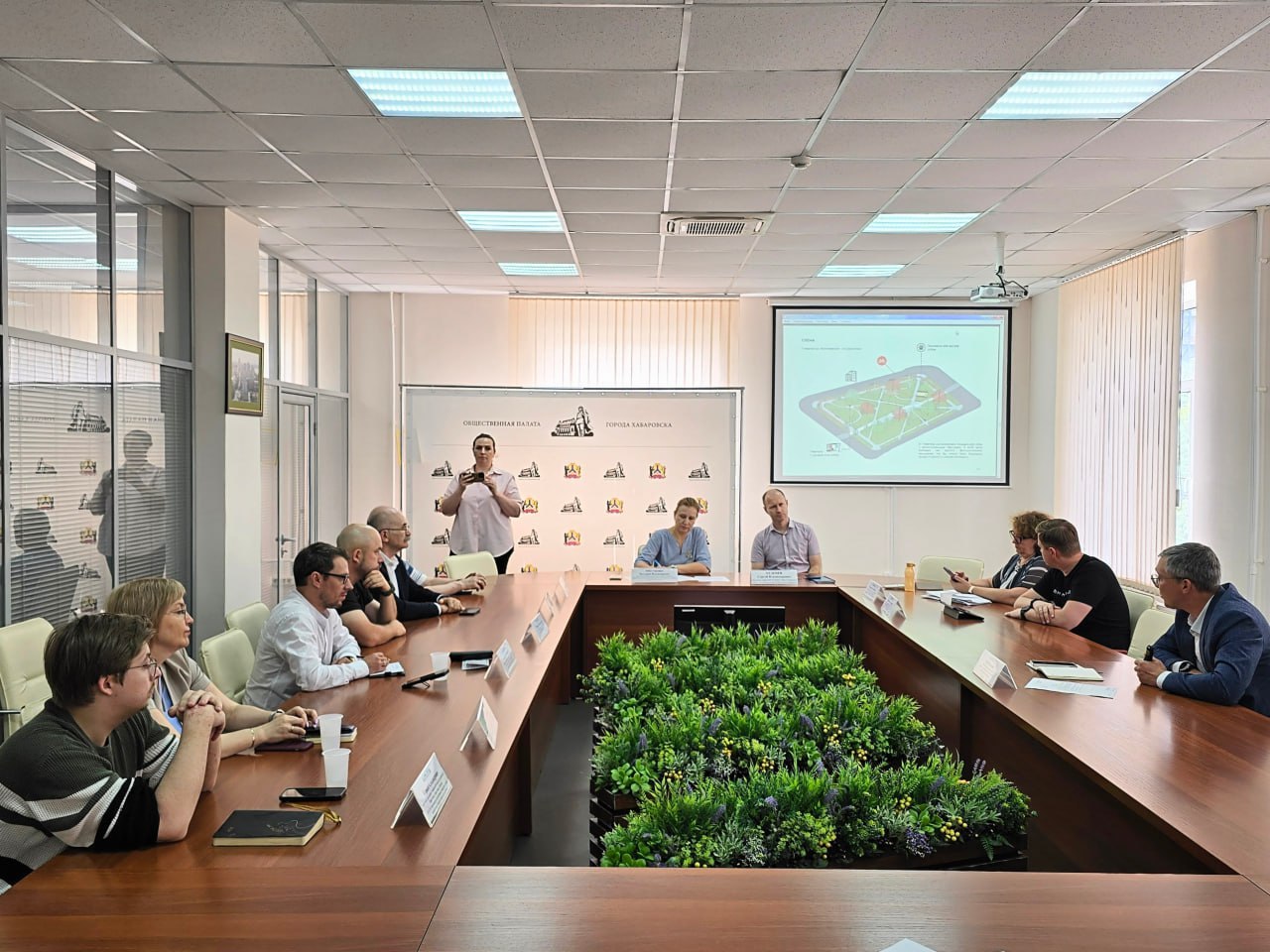 GolovkoLive   GR В Хабаровске выбрали будущее городских прудов. Подведены итоги голосования за проекты благоустройства Уссурийского и Амурского бульваров   В Хабаровске завершилось голосование, посвящённое проектам реконструкции двух ключевых городских пространств — Уссурийского и Амурского бульваров. Эскизы были разработаны в рамках реализации мастер-плана развития города и представлены членам Общественной палаты Хабаровска ещё в начале июля.  Хочу отдельно отметить: перед нами два разных по стилю и наполнению проекта. И это правильно. При их реализации мы получим уникальные и неповторимые пространства — не копии друг друга, а самостоятельные «точки притяжения».    Уссурийский бульвар  Проект разработан компанией «Геопластика»  г. Красноярск  и вдохновлён символикой трёх рек: Амура, Уссури и Плюснинки.... подробнее на канале: GolovkoLive   GR @