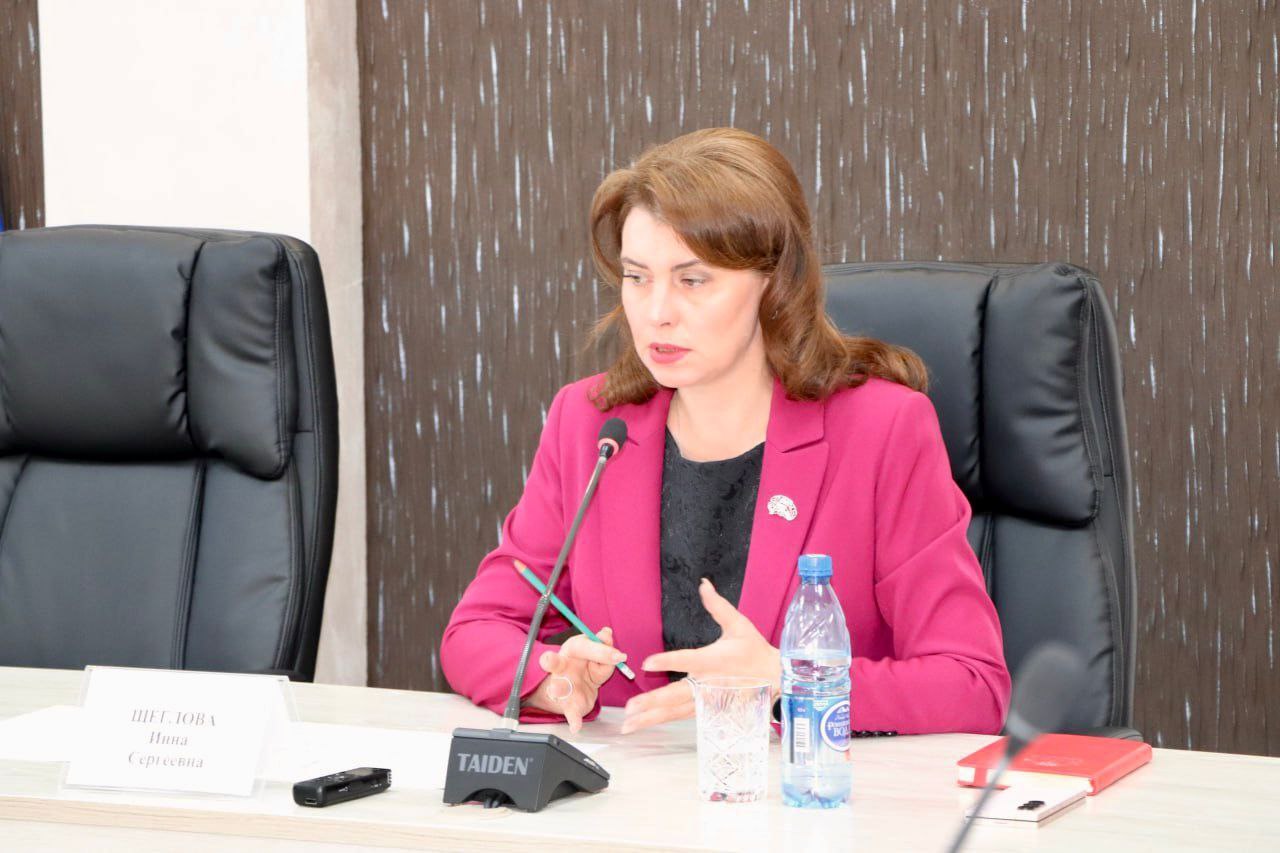 Все муниципальные образовательные организации получили удовлетворительную оценку готовности в соответствии с требованиями Министерства просвещения Российской Федерации В школы Читы в текущем сентябре пришло 45434 учащихся и 158 молодых педагогов открыто 78 профильных десятых классов сформировано 48 групп продлённого дня Приём в школы и дошкольные образовательные учреждения продолжается В 17 образовательных учреждения города осуществляется подвоз обучающихся данной услугой пользуется 3120 школьников Серьезное внимание уделяется питанию детей Меню согласовано с управлением Роспотребнадзора по Забайкальскому краю Проводятся еженедельные проверки мероприятия по родительскому контролю По мнению большинства родителей необходимо также предоставить возможность школьникам каждого учебного заведения рассчитываться за питание с помощью банковских карт поскольку далеко не все выдают своим детям наличные средства Так что эту задачу надо решать Многое делается в воспитании детей школьного и дошкольного возраста Прежде всего развитие интереса к истории Читы Уверена что один из новых проектов Я иду шагаю по Чите позволит нашим детсадовцам лучше узнать родной город и еще больше полюбить его Возможно тогда выпускники школ будут чаще оставаться здесь поступать в местные ВУЗы и работать на благо столицы Забайкальского края Также для решения этой задачи очень важно наладить тесное взаимодействие с профильными ВУЗами нашего города Таковы некоторые темы планерного совещания Желаю всем хорошей продуктивной недели и удачи