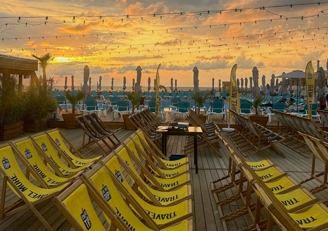 В бюджет Сочи поступило более 853 млн рублей от турналога в 2025 году Плановые назначения на 2026 год утверждены в размере 900 млн рублей Это на 5 4 выше показателя прошлого года В 2025 году Сочи принял более 7 9 млн гостей Город вошел в топ 3 самых популярных туристических направлений России По итогам новогодних праздников показатель туристического потока превысил 470 тысяч человек Экономикавпечатлений