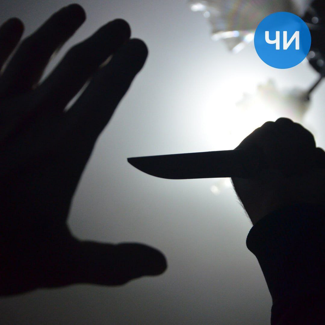 Пьяный челнинец пырнул ножом отца за нравоучения Кровавая драма произошла в одной из квартир 13 го комплекса Набережных Челнов Вечером 32 летний мужчина вернулся домой нетрезвым Отец сделал ему замечание а в ответ на критику получил удар ножом в грудь Его на машине скорой доставили в больницу где мужчину смогли спасти Сын находится под подпиской о невыезде Материалы дела переданы в суд