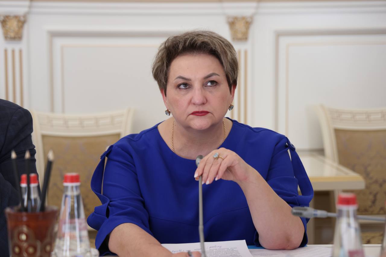 Татьяна Беляева экс министр здравоохранения Дагестана задержана Об этом со ссылкой на несколько источников сообщает ресурс Спросите у Расула На данный момент Татьяна Беляева возглавляет санаторий Кавказ в г Кисловодск Она была министром здравоохранения с февраля 2022 года по август 2024 года О возможных причинах задержания Беляевой не сообщается В тоже время по данным Черновика вчера в Минздраве Дагестана прошли обыски затрагивавшие период работы Беляевой Отметим что Беляева считалась одним из доверенных и пользующихся личной поддержкой главы РД Сергея Меликова лиц Подписаться на Черновик 2 0 Обратная связь chernovik 1 bot