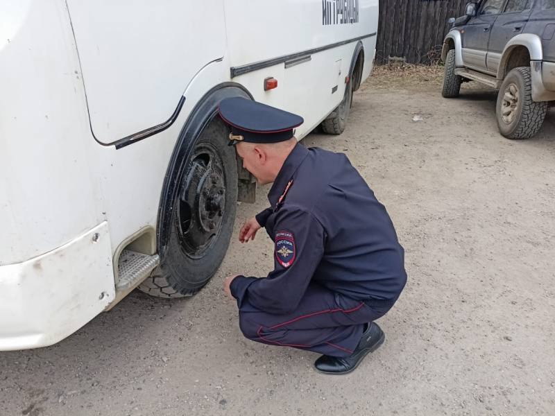 В Приморье завершилось масштабное профилактическое мероприятие «Автобус», направленное на проверку безопасности пассажирских перевозок. Сотрудники ГИБДД проверили 254 транспортных средства, выявив 46 нарушений 43 водителя, 1 должностное и 2 юридических лица . Среди самых распространённых нарушений — работа без техосмотра и тахографа, остановка на пешеходных переходах и игнорирование дорожной разметки. Нарушителям грозят штрафы, а в случае повторных инцидентов — приостановка деятельности перевозчика. Особое внимание уделяется техническому состоянию автобусов и соблюдению режима труда водителей. Куда сообщать о нарушениях? Дежурная часть ГИБДД Приморья: 231-09-08, 231-04-08 Телефон доверия УМВД: 8 423 240-10-00 Экстренный номер: 102 с мобильного