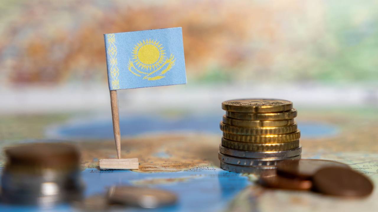 Казахстан ждет рекордный рост ВВП за последние 10 лет по итогам 2025 года Рост экономики Казахстана по итогам 2025 года может превысить 6 об этом сообщил помощник пресс секретарь президента Руслан Желдибай По его словам впервые в истории страны ВВП превысит 300 млрд а в расчете на душу населения достигнет 15 тыс Напомним президент Касым Жомарт Токаев ранее ставил задачу обеспечить ежегодный рост экономики не ниже 6 Желдибай отметил что в 2025 году в стране запущено 185 проектов на сумму около 1 48 трлн тенге создано более 22 8 тыс постоянных рабочих мест После выхода проектов на полную мощность объем производства составит порядка 2 3 трлн тенге