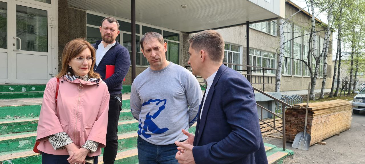 Мэр Биробиджана Максим Семёнов оценил ход ремонтных работ в лицее № 23 Работа на объекте началась в середине января. Накануне в лицее № 23 побывали мэр Биробиджана Максим Семёнов вместе с депутатами городской Думы и на месте посмотрели, как идет ремонт. Как заверил представителя подрядчика, все необходимые для работы материалы имеются в полном объеме. Отставаний от графика нет. На четвертом и третьем этажах начались чистовые работы, все готово для заливки полов и установке пластиковых окон. Замена кровли выполнена почти на 100%, специалисты меняют электропроводку. Ремонт лицея № 23 стоит на особом контроле у врио губернатора ЕАО Марии Федоровны Костюк, - прокомментировал мэр Биробиджана Максим Семёнов. - Мы в ежедневном режиме проводим здесь контрольные мероприятия. К работе также подключен депутатский корпус. На площадке работают специалисты профильной строительной организации. Они в ежедневном режиме проверяют качество проведенных работ и следят, чтобы все соответствовало ГОСТам. Кроме того, ведется авторский надзор, в рамках которого специалисты следят, чтобы все было сделано в рамках утвержденного проекта. #биробиджан #мэрбиробиджана #мэриябиробиджана #ремонт