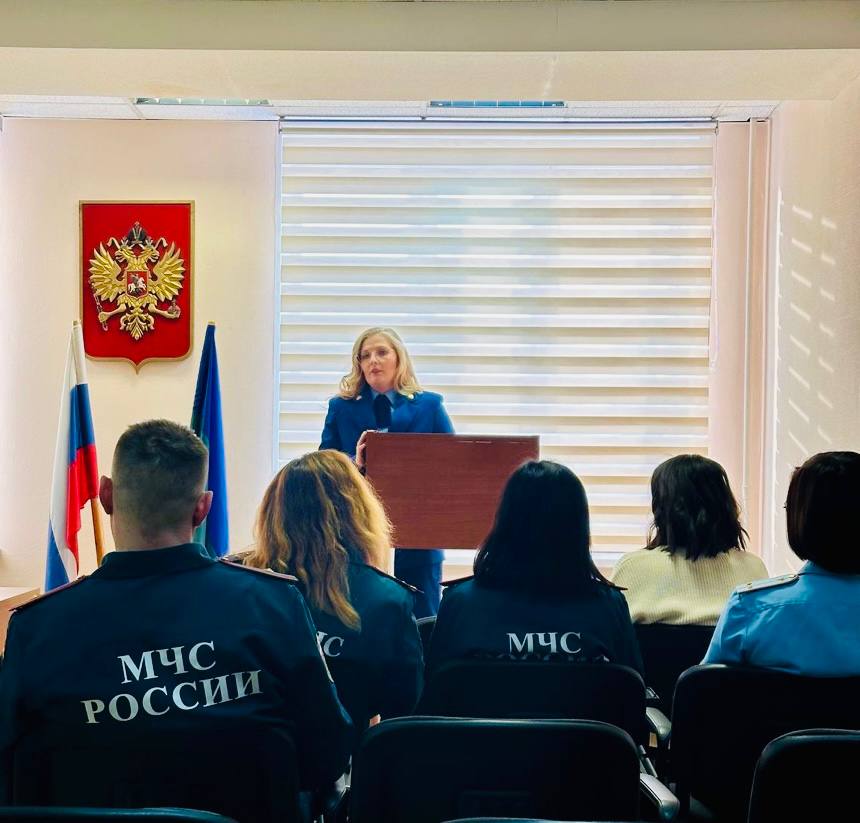 Старшим помощником прокурора г Сургута Ольгой Гавриковой проведена лекция для сотрудников территориального отдела МЧС России по ХМАО Югре В ходе беседы представитель прокуратуры рассказала о типичных нарушениях выявляемые надзорным ведомством в указанной сфере даны разъяснения положений законодательства о противодействии коррупции в том числе о конфликте интересов порядке действий при склонении к совершению коррупционных правонарушений Старший помощник прокурора города ответила на поступившие в ходе лекции вопросы