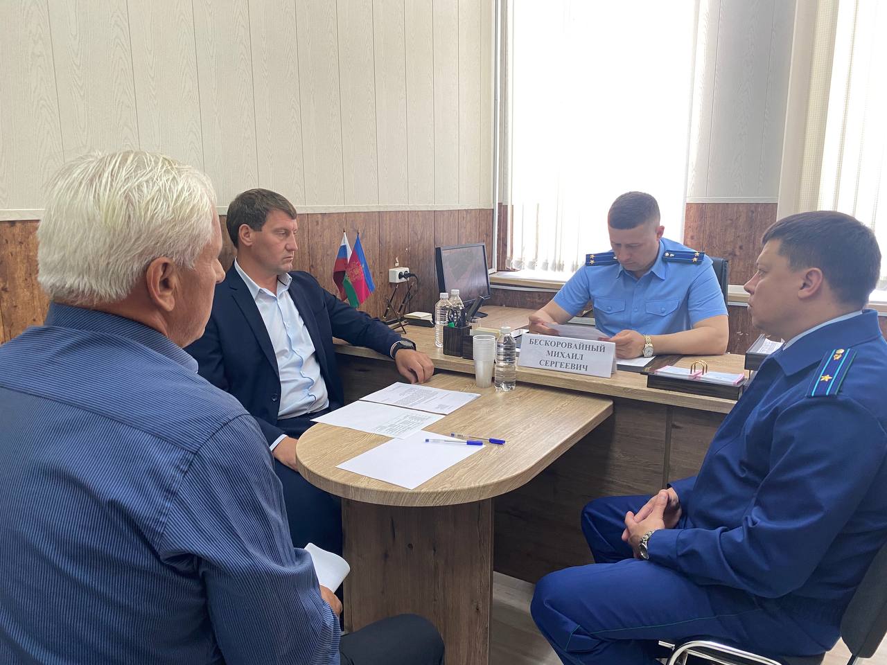 Прокурором Тимашевского района проведен выездной личный прием граждан в отдаленном поселении Прокурором Тимашевского района Михаилом Бескоровайным проведен личный прием граждан, проживающих в Медведовском сельском поселении Тимашевского района. Вопросы, с которыми обратились заявители, касались соблюдения трудового и природоохранного законодательства, развития коммунальной инфраструктуры, безопасности дорожного движения, а также законодательства об исполнительном производстве. По поступившим обращениям организованы проверочные мероприятия, их результаты поставлены на контроль, при наличии оснований будут приняты меры прокурорского реагирования, нацеленные на реальное восстановления прав граждан. Выездные приемы руководством прокуратуры района проводятся на постоянной основе и будут продолжены.
